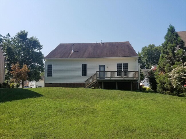 Building Photo - Beautifully maintained 3 bedroom 2 bath contemporary in highly sought after Birkdale subdivision.