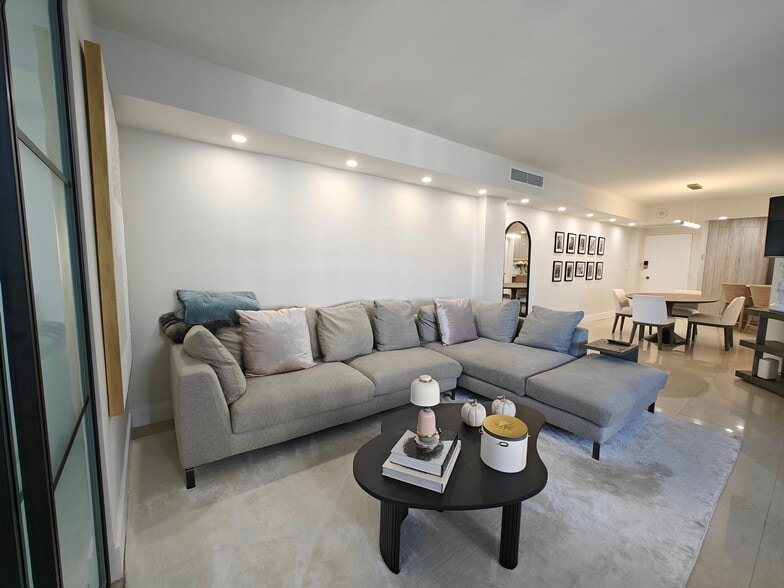 Building Photo - 825 Brickell Bay Dr