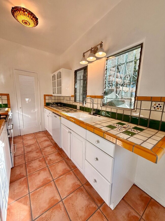 Building Photo - 2166 Beachwood Terrace