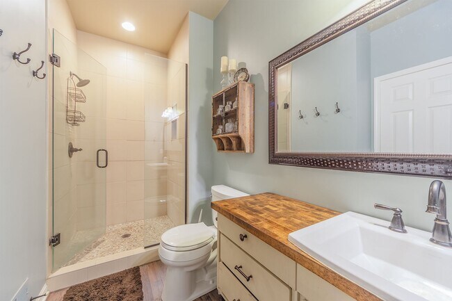 Building Photo - Fully Furnished Executive Condo