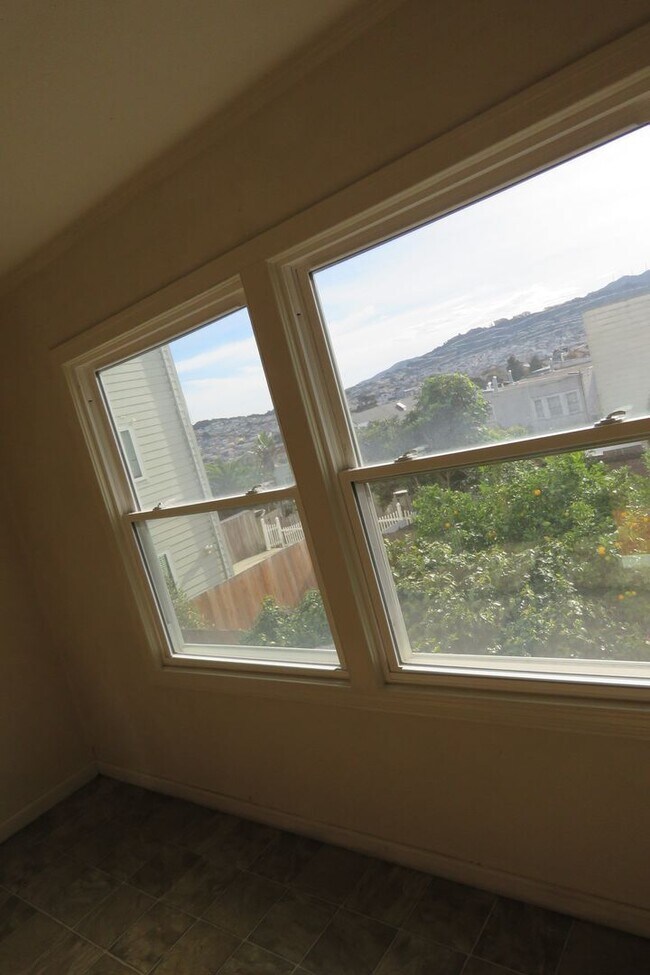 Building Photo - 2 Bedroom with VIEWS in Sunnyside Neighborhood