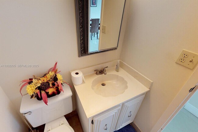 Building Photo - 1000 Parkview Dr