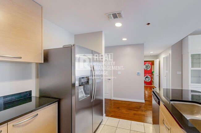 Building Photo - 2 Bedroom Condo Available for Rent in the ...