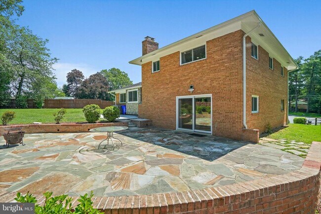 Building Photo - 6607 Lone Oak Dr
