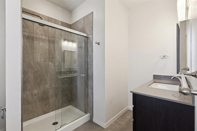 Building Photo - 1008 N Francis Ave