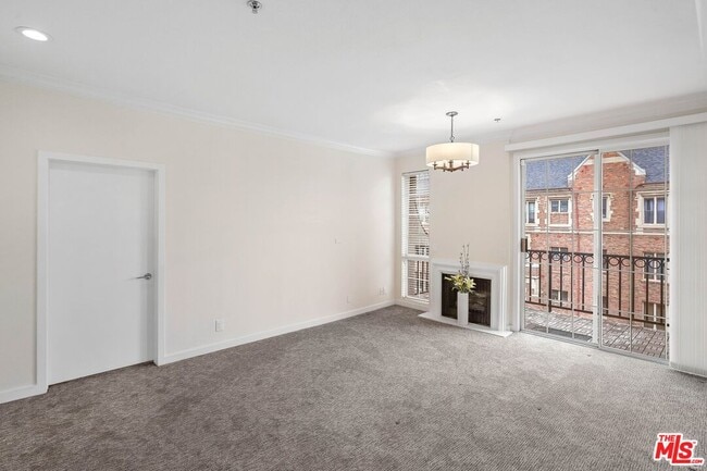 Building Photo - 585 N Rossmore Ave