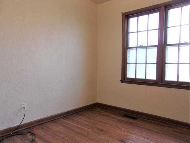 Building Photo - 3 Bed 1 Bath 2 Car in NW Oklahoma City Rob...