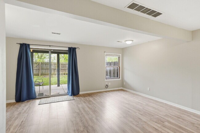 Building Photo - 2200 Bushnell Dr