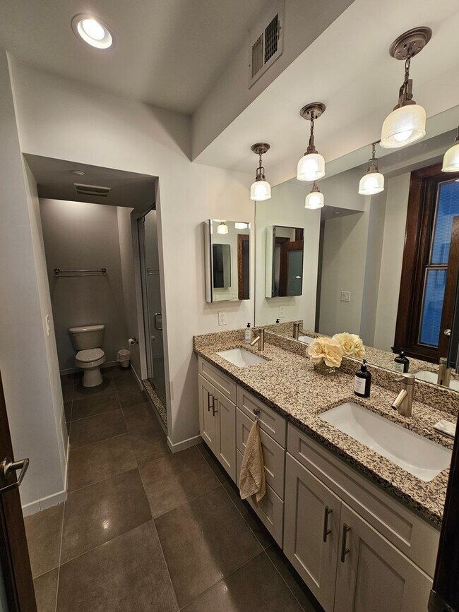 Building Photo - Fully Furnished Public Square Apartment!!!