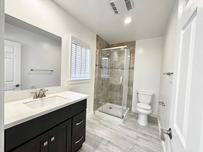 Building Photo - Beautiful 4 Bedroom 3.5 Bathroom Home in t...