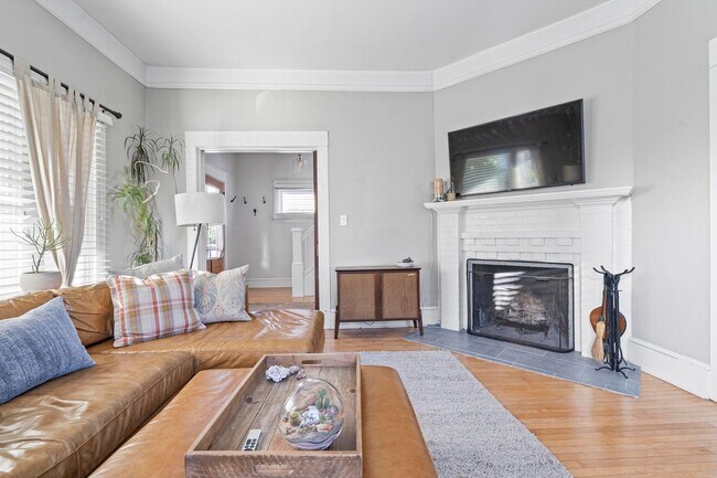 Building Photo - Spacious, historic 3-bdrm/1.5-bath home in...