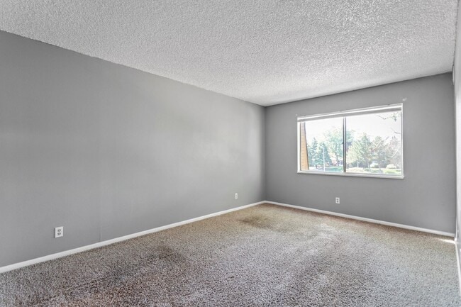 Building Photo - 2 bed / 1 bath - Whispering Pines Condo