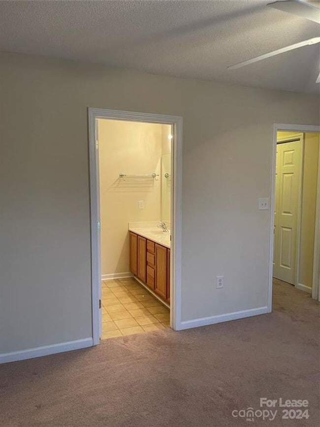 Building Photo - Spacious 2BR 2BA Townhome In Prime Location!