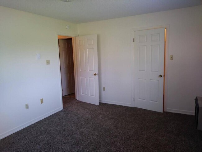 Building Photo - 480 E 5th Ave