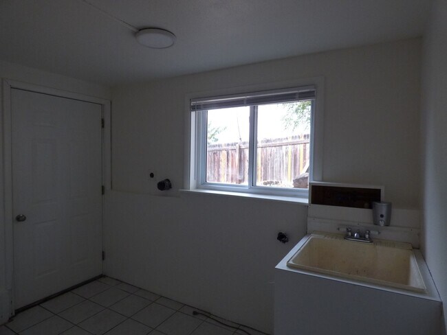 Building Photo - Home In Old Town Longmont!