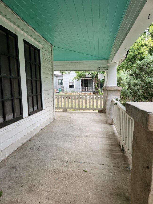 Building Photo - 910 E 13th St