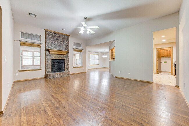 Building Photo - Beautiful 3x2 with Sunroom in Yukon