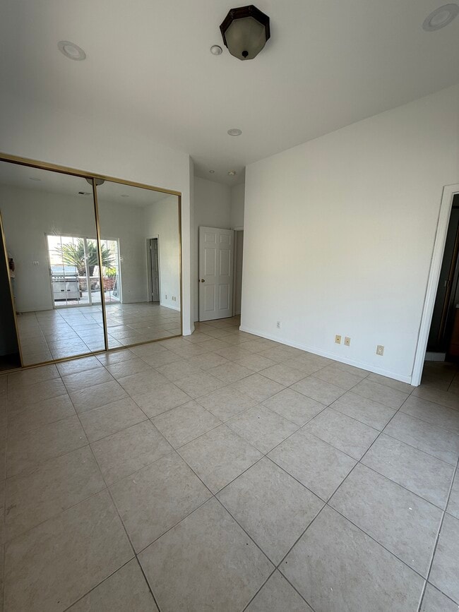 Building Photo - 2045 Bellevue Dr