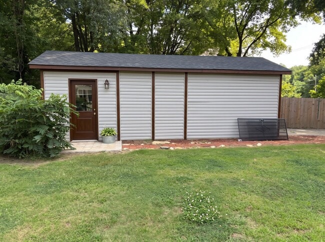 Building Photo - 602 E McLemore Ave
