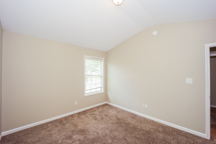 Building Photo - 114 St Charles Pl