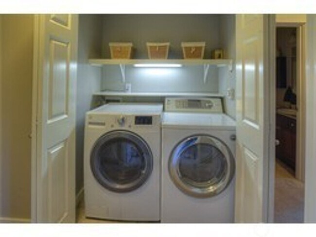 Building Photo - 3Bd/2Bd Issaquah Condo