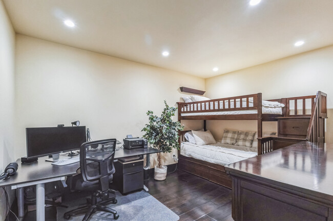 Building Photo - 30 Castlewood Dr