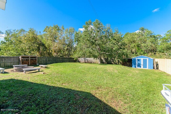 Building Photo - Charming and fully-fenced St. Augustine ho...