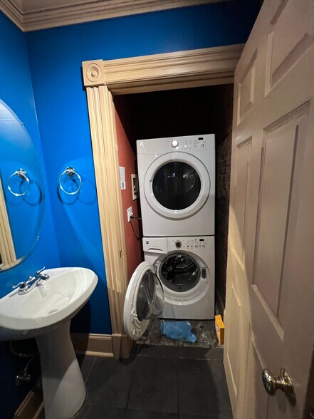 Building Photo - 1714-2 Sarah St