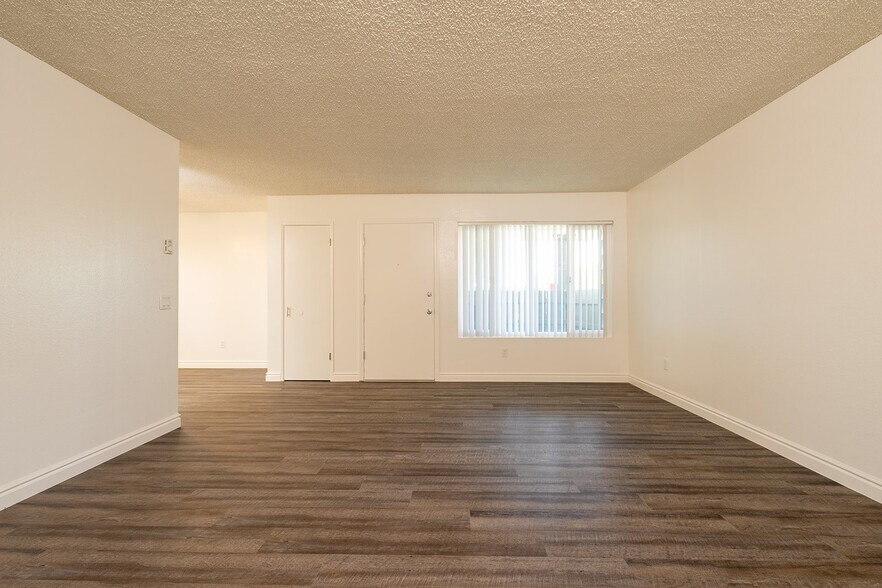 Building Photo - 1145 Meadow Lake Dr