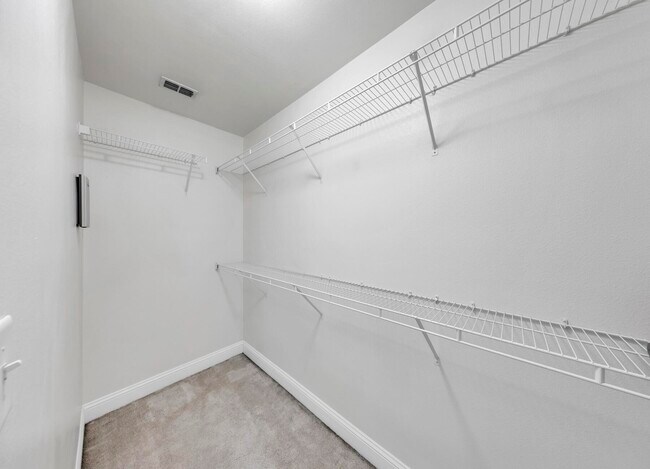 Building Photo - 749 Majestic Dr