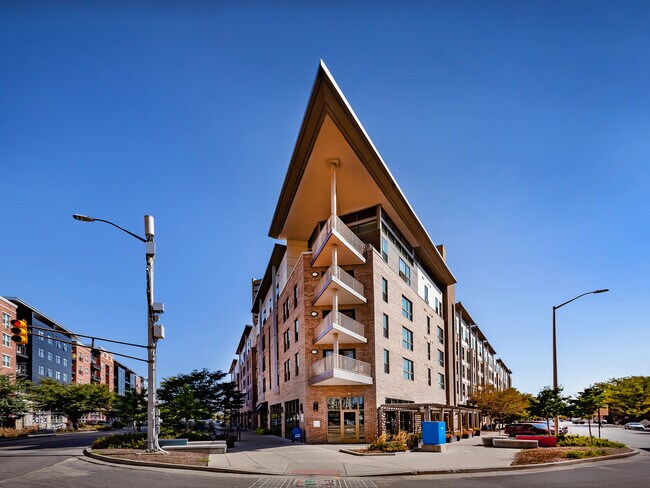Building Photo - The Pointe on Mass