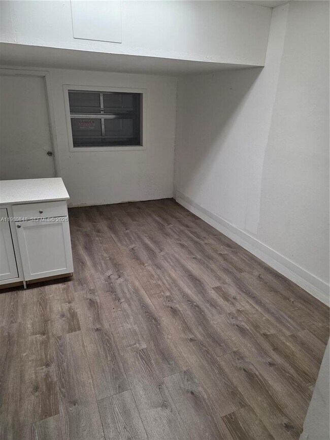 Building Photo - 600 NE 4th Ter