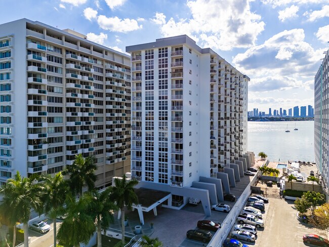 Building Photo - 1228 West Ave