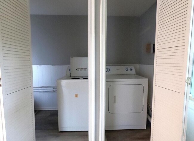 Building Photo - SEE IT NOW: Charming and beautifully updated bungalow in the heart of Kansas City!