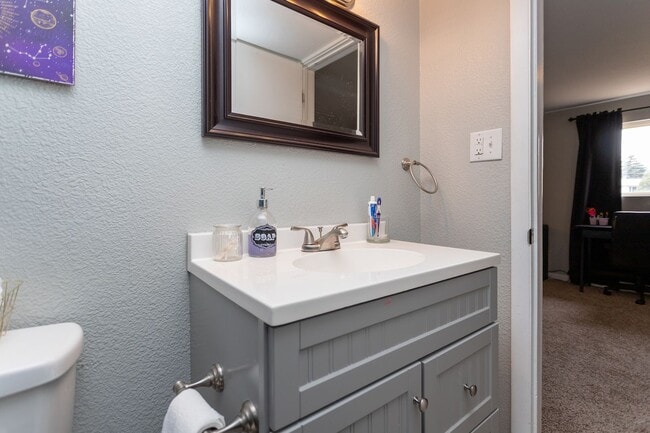 Building Photo - Peaceful Bi-Level Home in a Quiet Cul-de-Sac