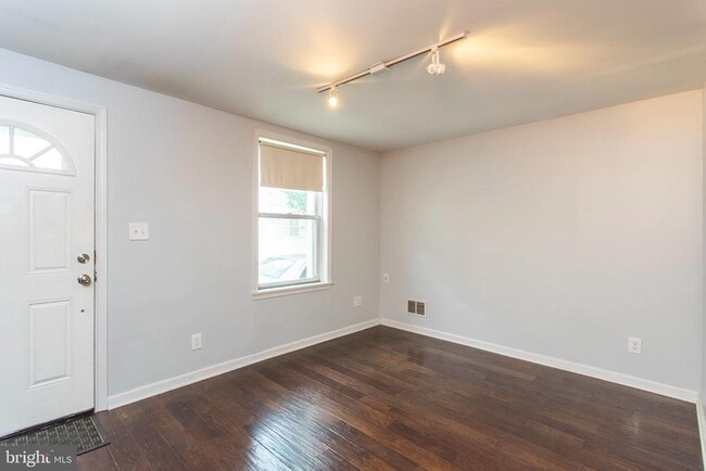 Building Photo - 2218 E Oakdale St