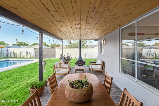 Building Photo - 1702 W Glenrosa Ave
