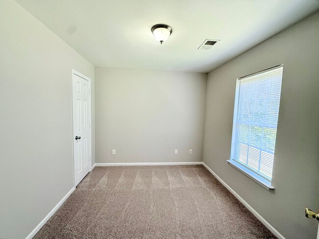 Building Photo - 3550 Crestridge Dr