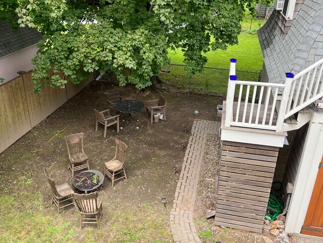 Shared Yard - 7 Fairfield St