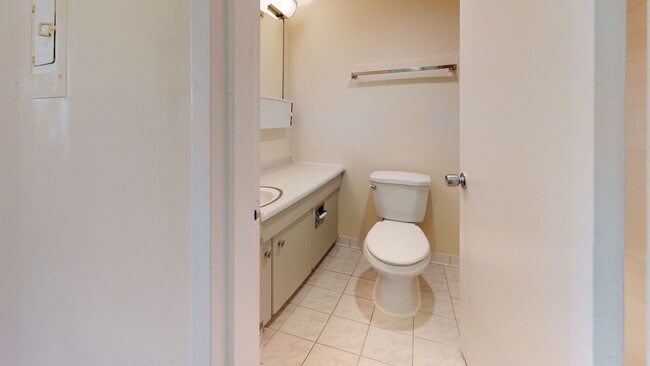 Building Photo - Studio Apartment Available at the Willough...