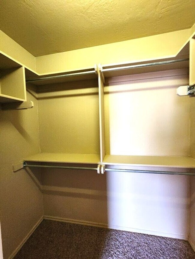 Building Photo - 4 Bed 2 Bath 2 Car Duplex in the Oxford Park Addition in Edmond