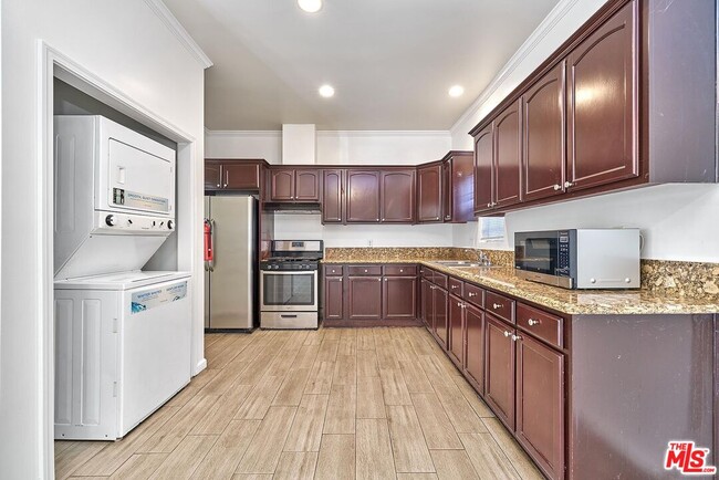 Building Photo - 705 S Gramercy Pl