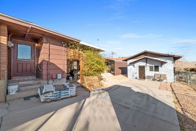 Building Photo - Charming 3 Bedroom Home Plus Casita