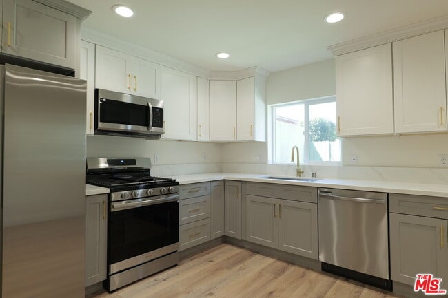 Building Photo - 1338 W 30th St