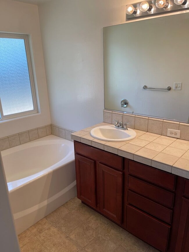 Building Photo - Beautiful 3 bed 2 bath Home in Rosedale!