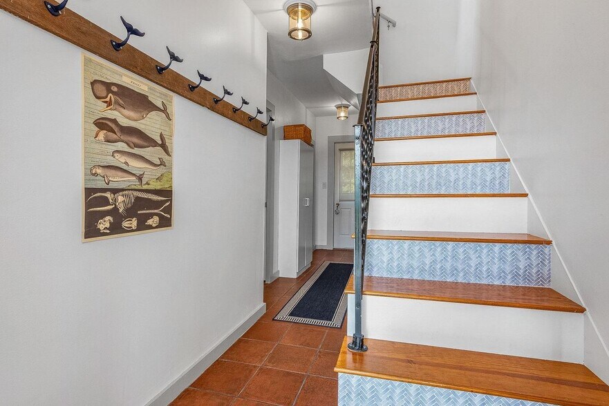 Building Photo - 1497 Ocean, Unit #1 Carriage House