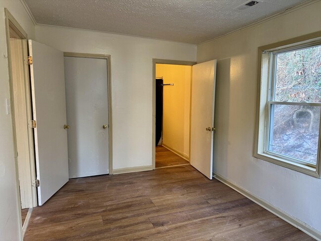 Building Photo - 526 Old Stage Rd