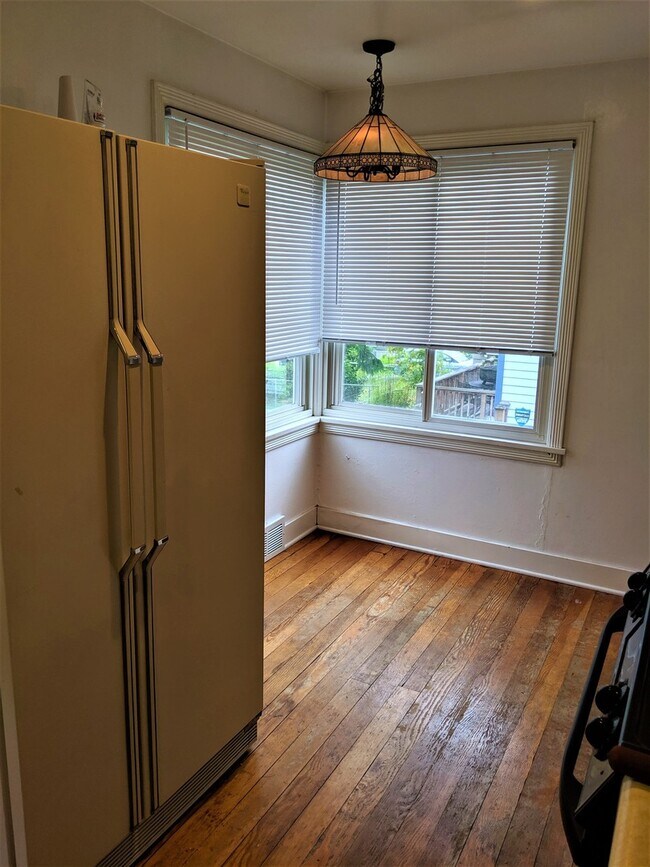 Building Photo - Charming 2-Bedroom Home in West Seattle-Off Street Parking- Large Outdoor Space