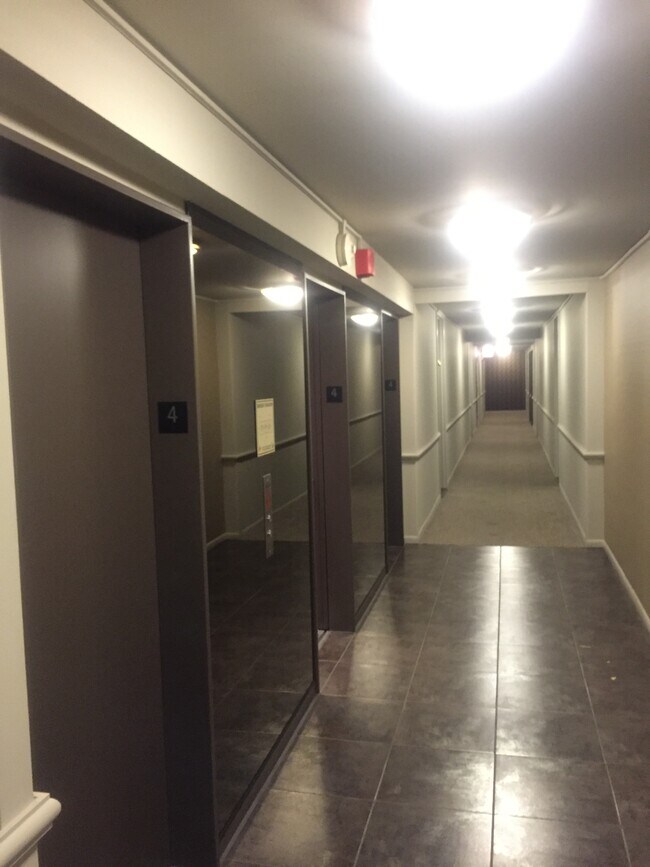 Building Photo - 5445 N Sheridan Rd