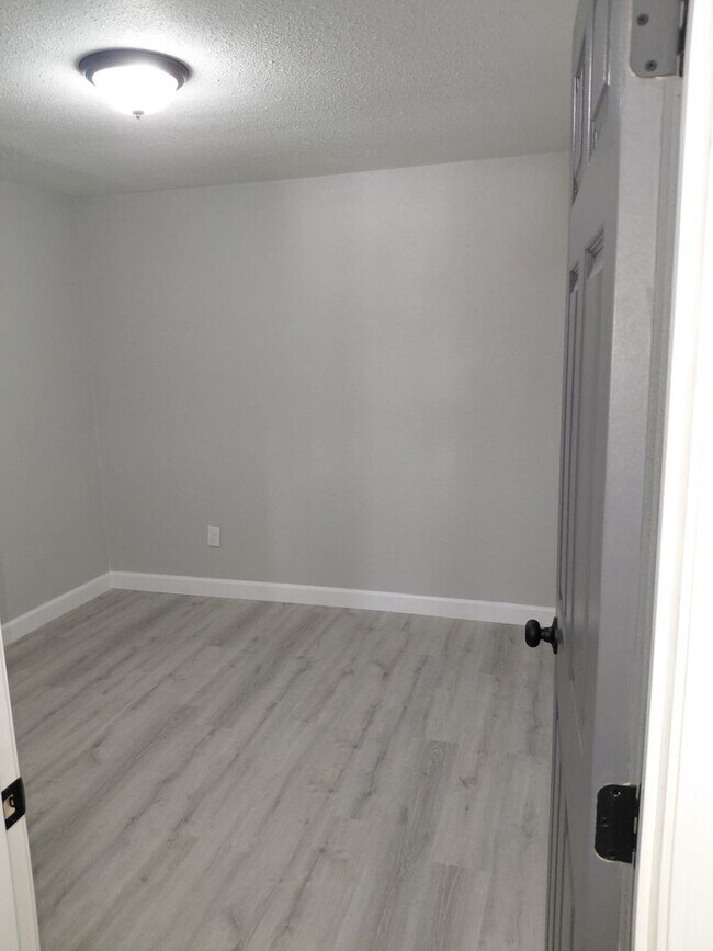Building Photo - FULLY REMODELED 2 Bedroom Apartment with l...